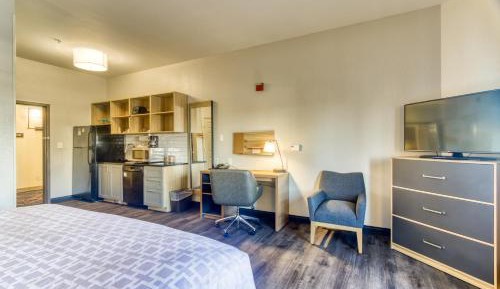 One-Bedroom Queen Suite