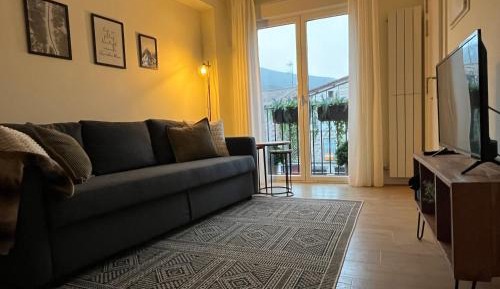 Apartment with Mountain View