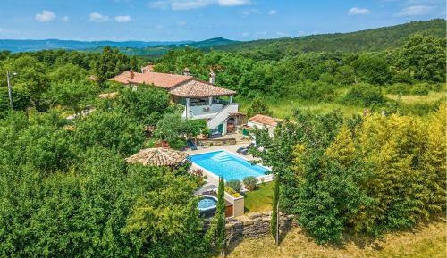 Three-Bedroom Holiday Home 
