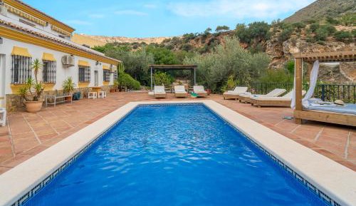 Villa with Garden View
