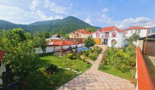 Apartment with Mountain View