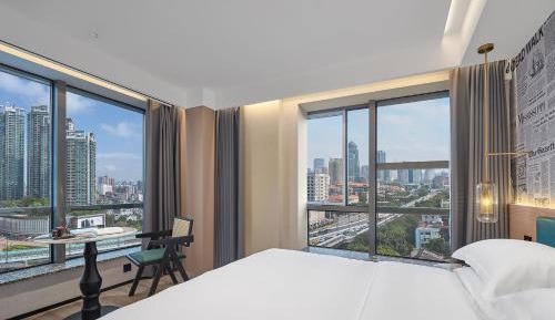 270 Degree View Queen Room