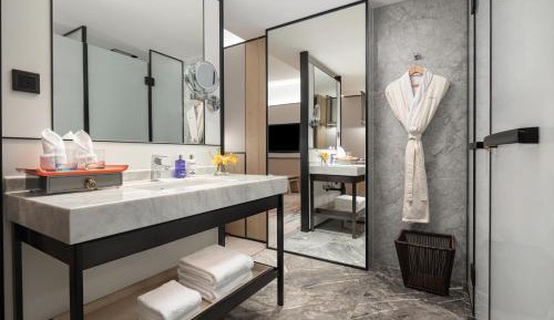 Grand King Room with City View