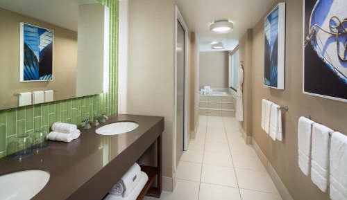 Executive, 1 Bedroom Bi-level Suite, 1 King, Sofa bed