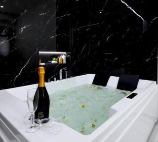 Studio with Spa Bath