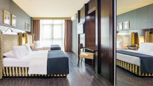 Deluxe Queen Room with Two Queen Beds