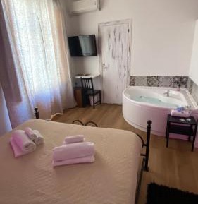 Queen Room with Spa Bath