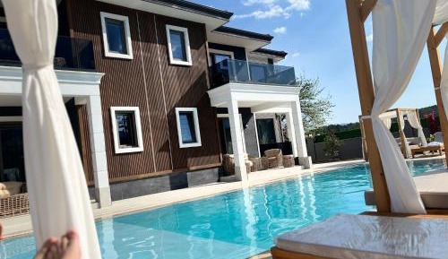 Apartment with Pool View 
