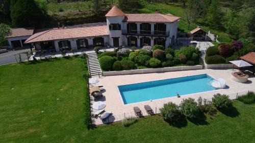 One-Bedroom Apartment with Pool View