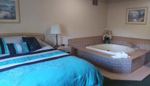 Suite with Hot Tub