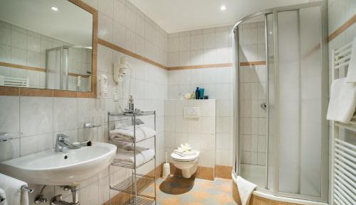 Family Room (2 Adults + 2 Children)