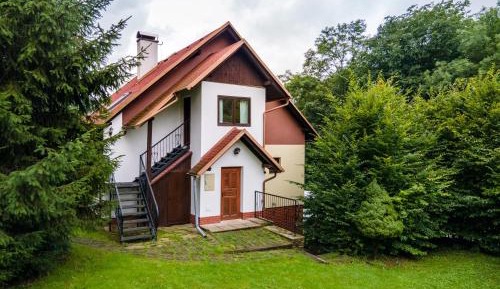 Three-Bedroom Apartment with Mountain View