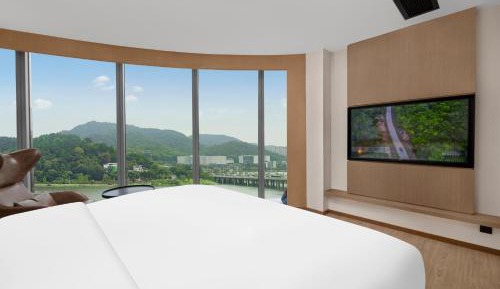 One-Bedroom Grand-Deluxe King Suite with Lake View