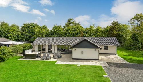 Four-Bedroom Holiday Home