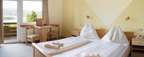 Double Room with Balcony and Lake View