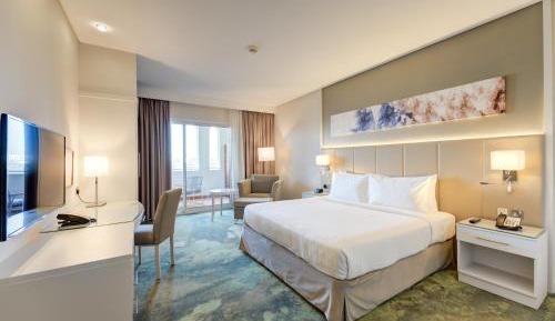 Lake View with Balcony Premium King Room - Shuttle Service to JBR Beach and Access to The Market Mall