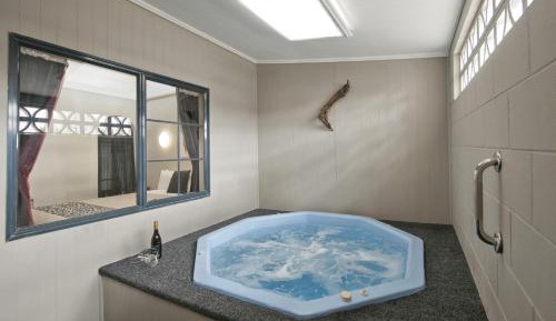 One-Bedroom Apartment with Hot Tub