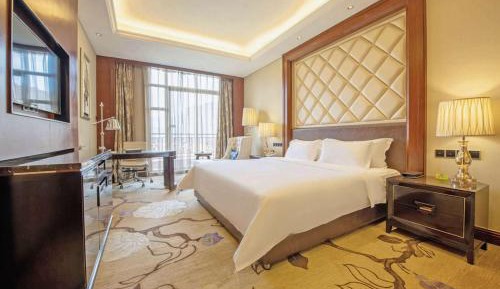 Deluxe King Room with Lake View, Non-Smoking