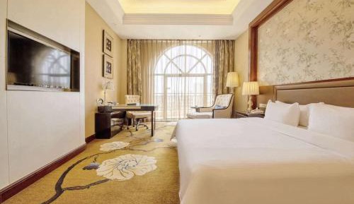 Deluxe King Room with Garden View, Non-Smoking