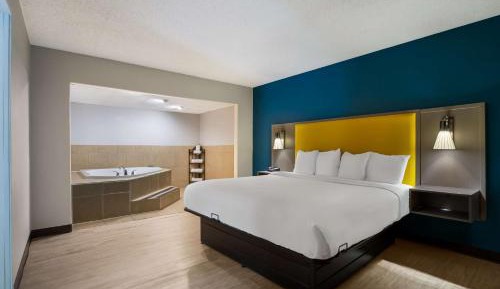 King Suite with Spa Bath - Non-Smoking