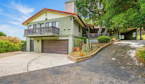 Five Bedroom Holiday Home