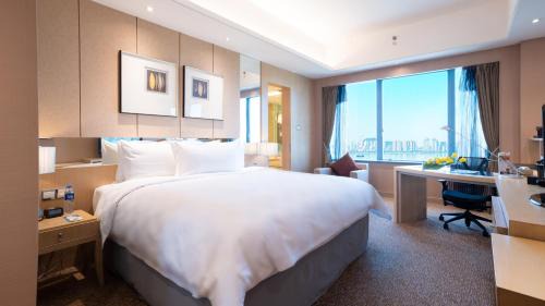 Pacific Club King Room (Including one set Singapore food package for 2 people)