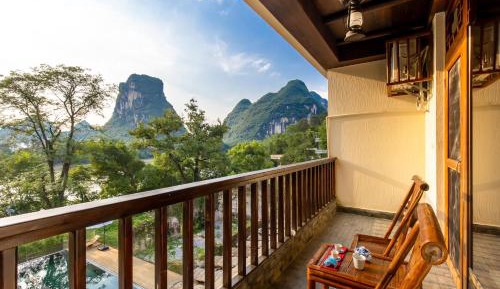 Deluxe River view queen bed room