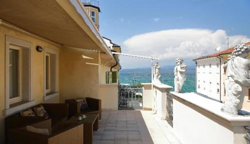 Suite with Terrace and Lake View