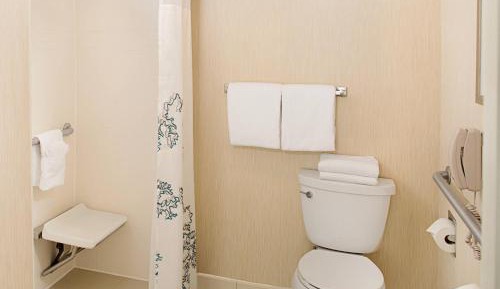 Queen Studio with Sofa Bed and Adapted Tub - Mobility Accessible