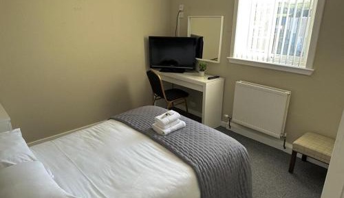 Three-Bedroom Apartment (5 minutes from Hotel)