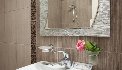 Deluxe Triple Room with Balcony and Meteora View