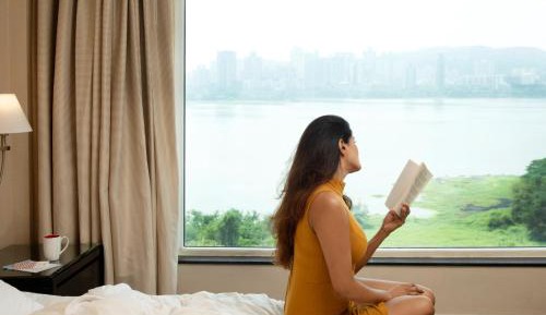 One-Bedroom Apartment with Lake View