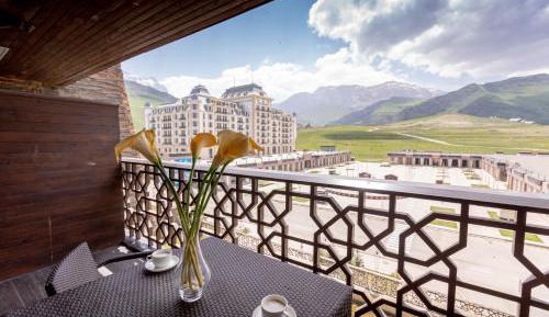 Deluxe King Room with Plaza View 