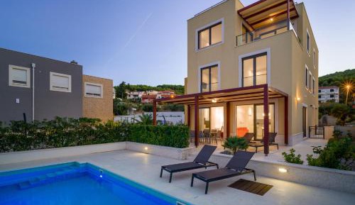 Six-Bedroom Villa 