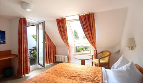 Deluxe Double Room with Side Lake View