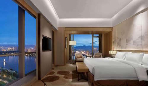 One-Bedroom Suite with River View - Lounge Access