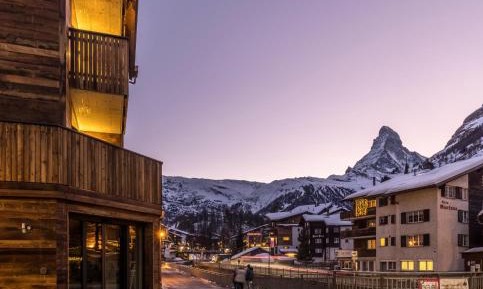 Apartment with Mountain View