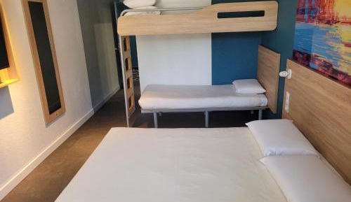 1 Double Bed 2 Single Beds