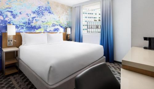 Deluxe 1 King Bedded Room, Larger Guest room, 1 King