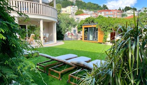 King Studio with Sofa Bed