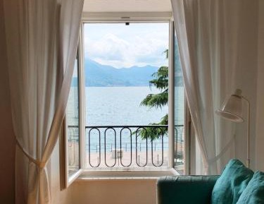 One-Bedroom Apartment with Lake View