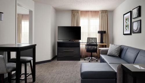 One-Bedroom Queen Suite