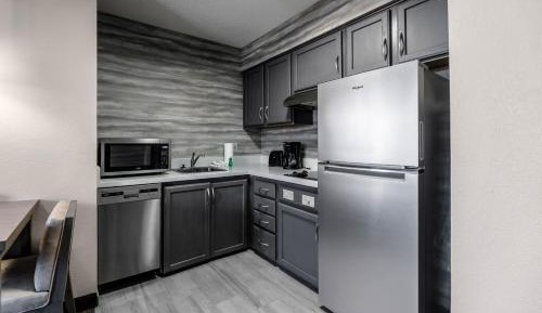 One-Bedroom Queen Suite