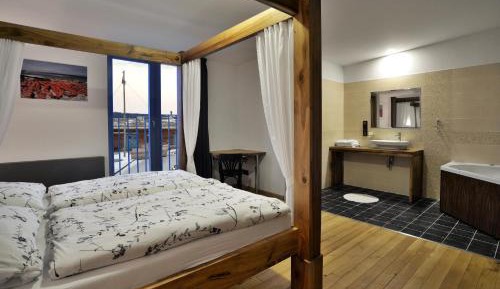 King Room with Spa Bath