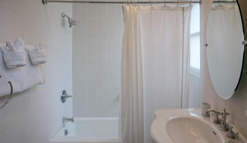 Deluxe King Studio with Kitchen - 116A