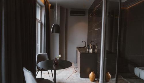 Apartment with Shower