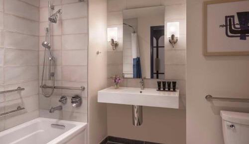 King Room with Tub and City View - Mobility Access