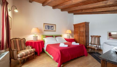 Deluxe Suite with Spa Bath