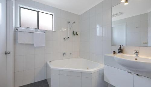 Deluxe Queen Room with Spa Bath