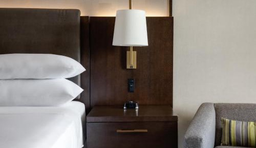 King Room with Adapted Tub - Mobility Accessible